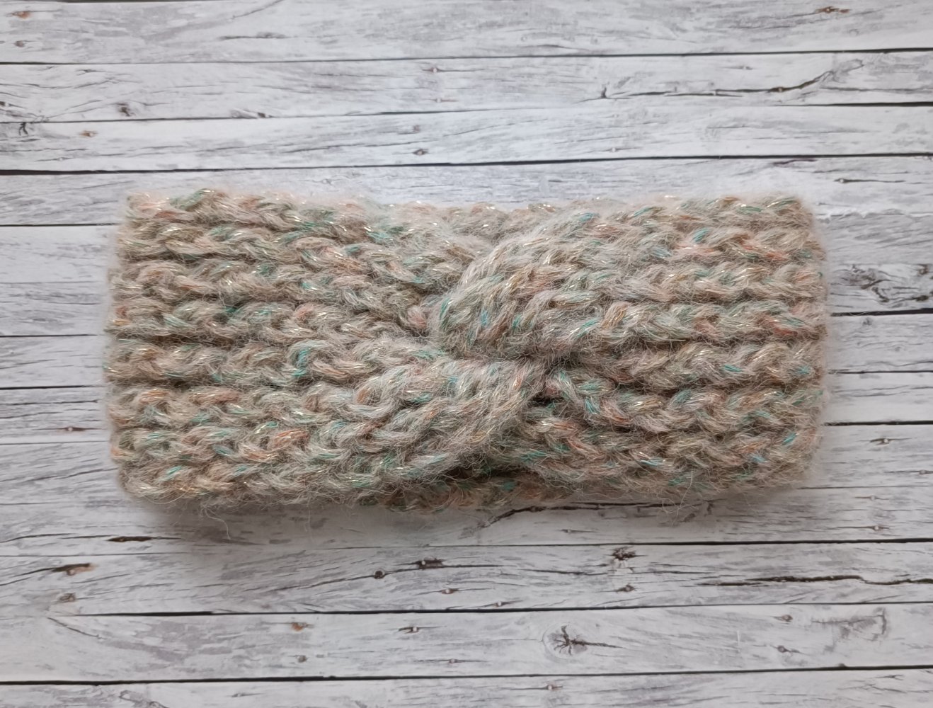 Cremefarbenes Strickstirnband mit Glitzerfäden