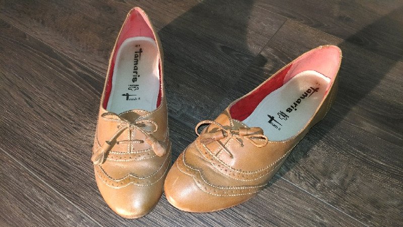 Cognacfarbene Slipper aus Echtleder und Ziernähten