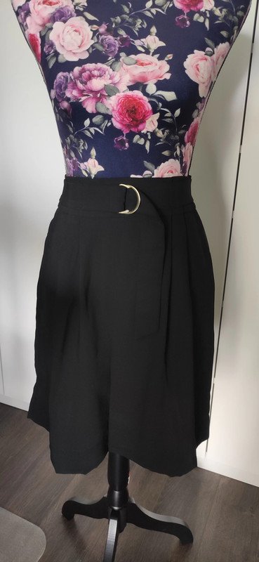 Schwarzer High Waist Rock mit Gürtel