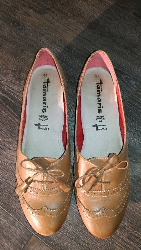 Cognacfarbene Slipper aus Echtleder und Ziernähten