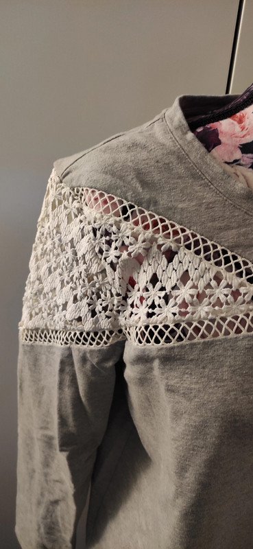 Sweatshirt mit Cut Outs und Spitze