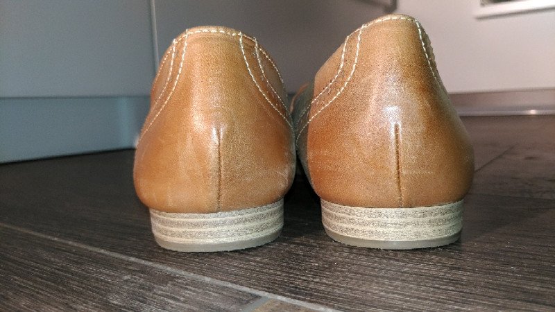 Cognacfarbene Slipper aus Echtleder und Ziernähten