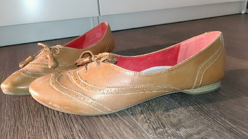 Cognacfarbene Slipper aus Echtleder und Ziernähten