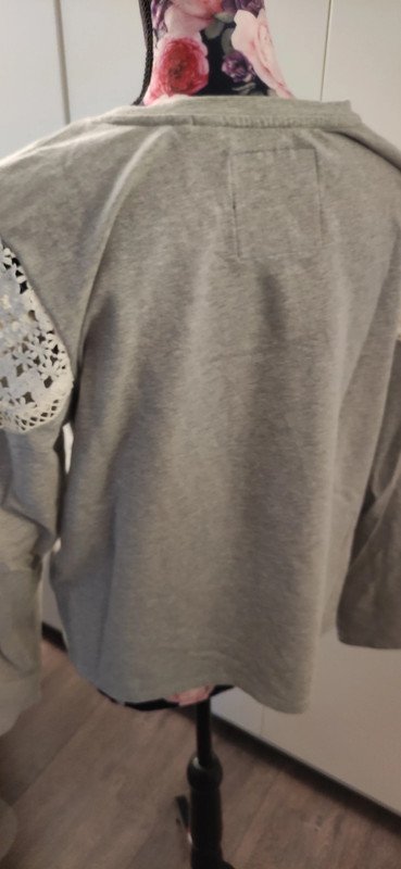 Sweatshirt mit Cut Outs und Spitze
