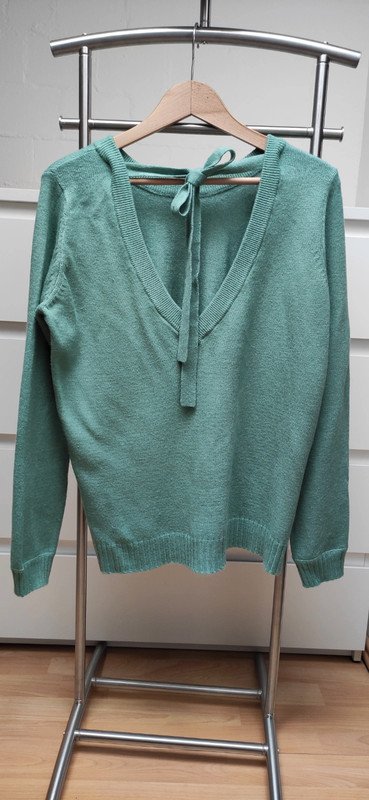 Türkiser Pullover mit Rückenausschnitt