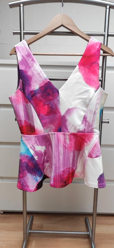 Pinkes Peplumtop mit V Ausschnitt