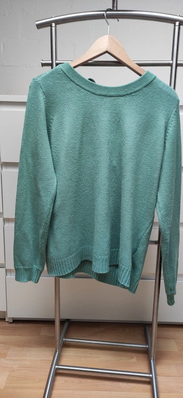 Türkiser Pullover mit Rückenausschnitt