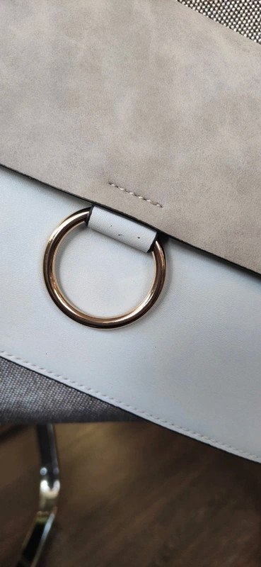 Umhängetasche im hellen Colour block