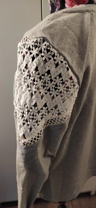 Sweatshirt mit Cut Outs und Spitze