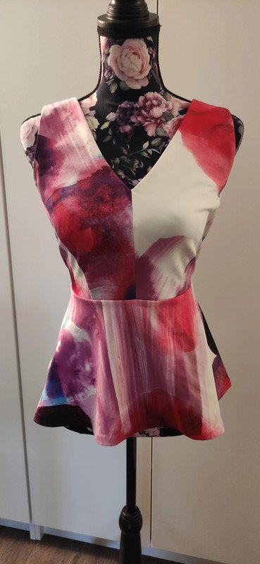 Pinkes Peplumtop mit V Ausschnitt