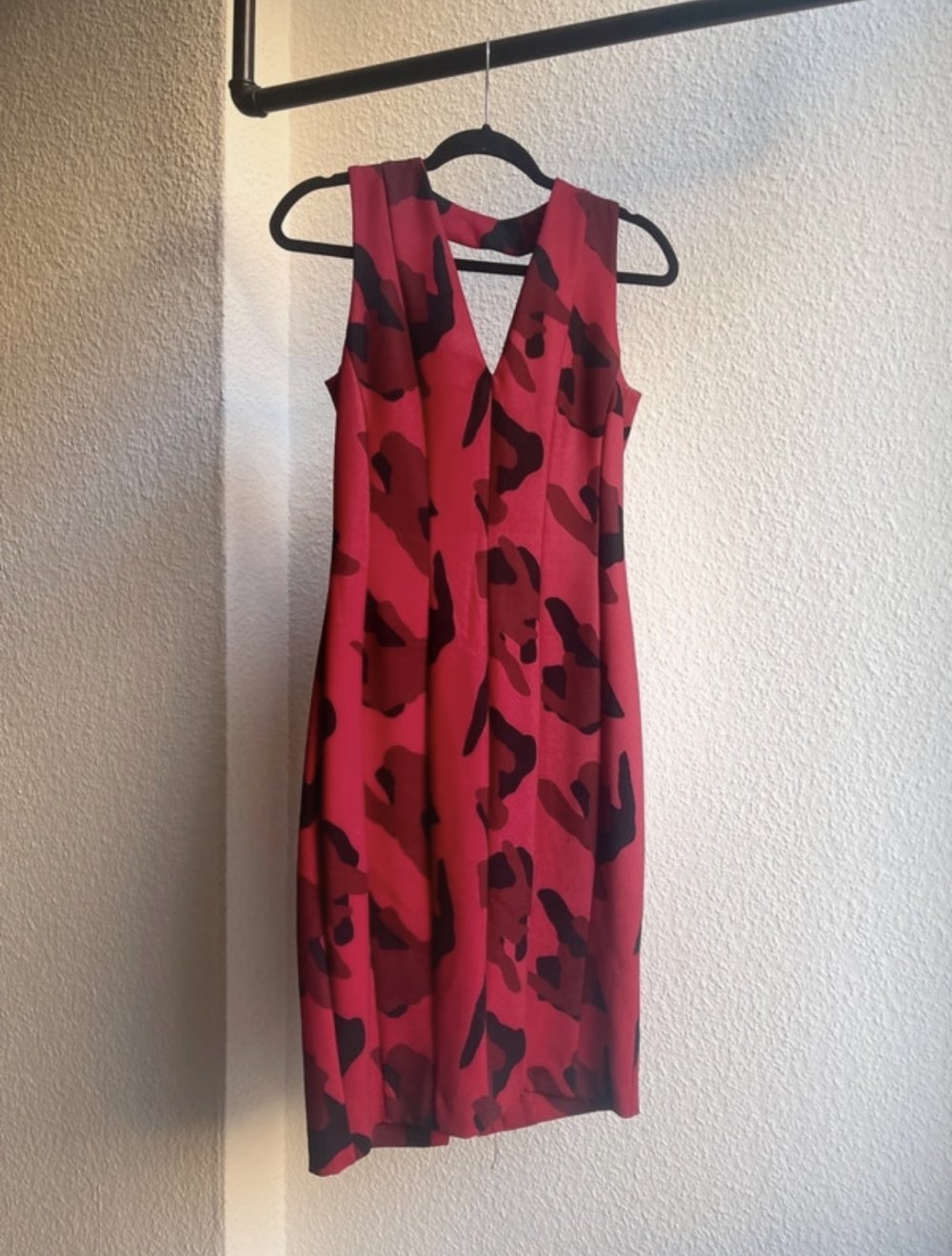 rotes figurbetontestes Kleid