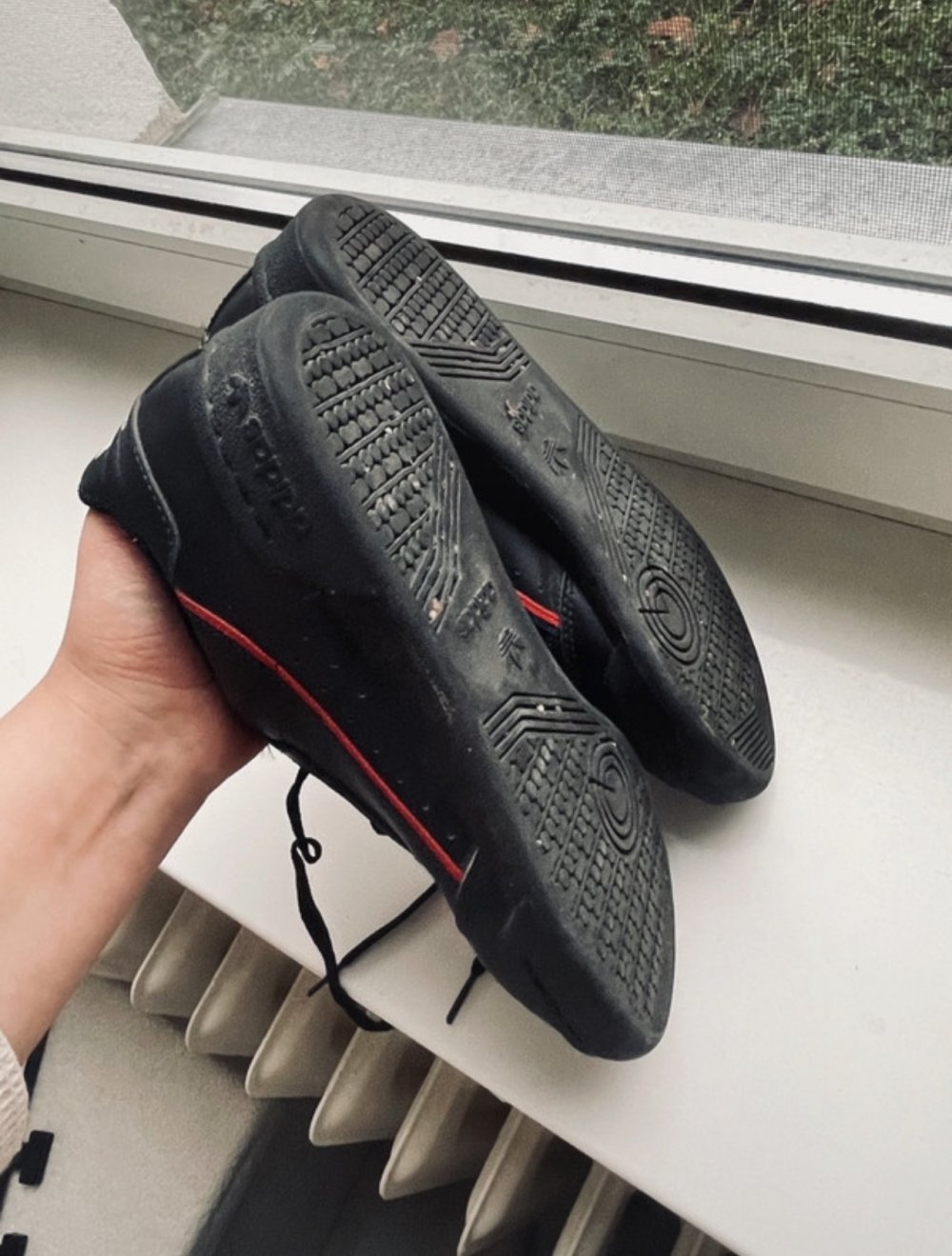 Adidas Continental in schwarz