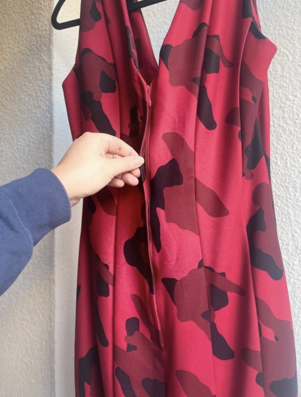 rotes figurbetontestes Kleid