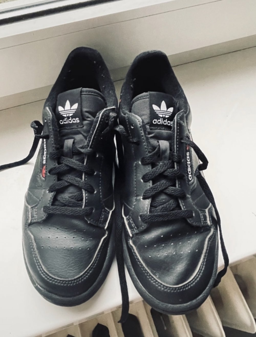 Adidas Continental in schwarz