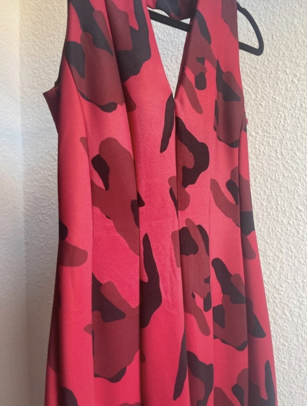 rotes figurbetontestes Kleid