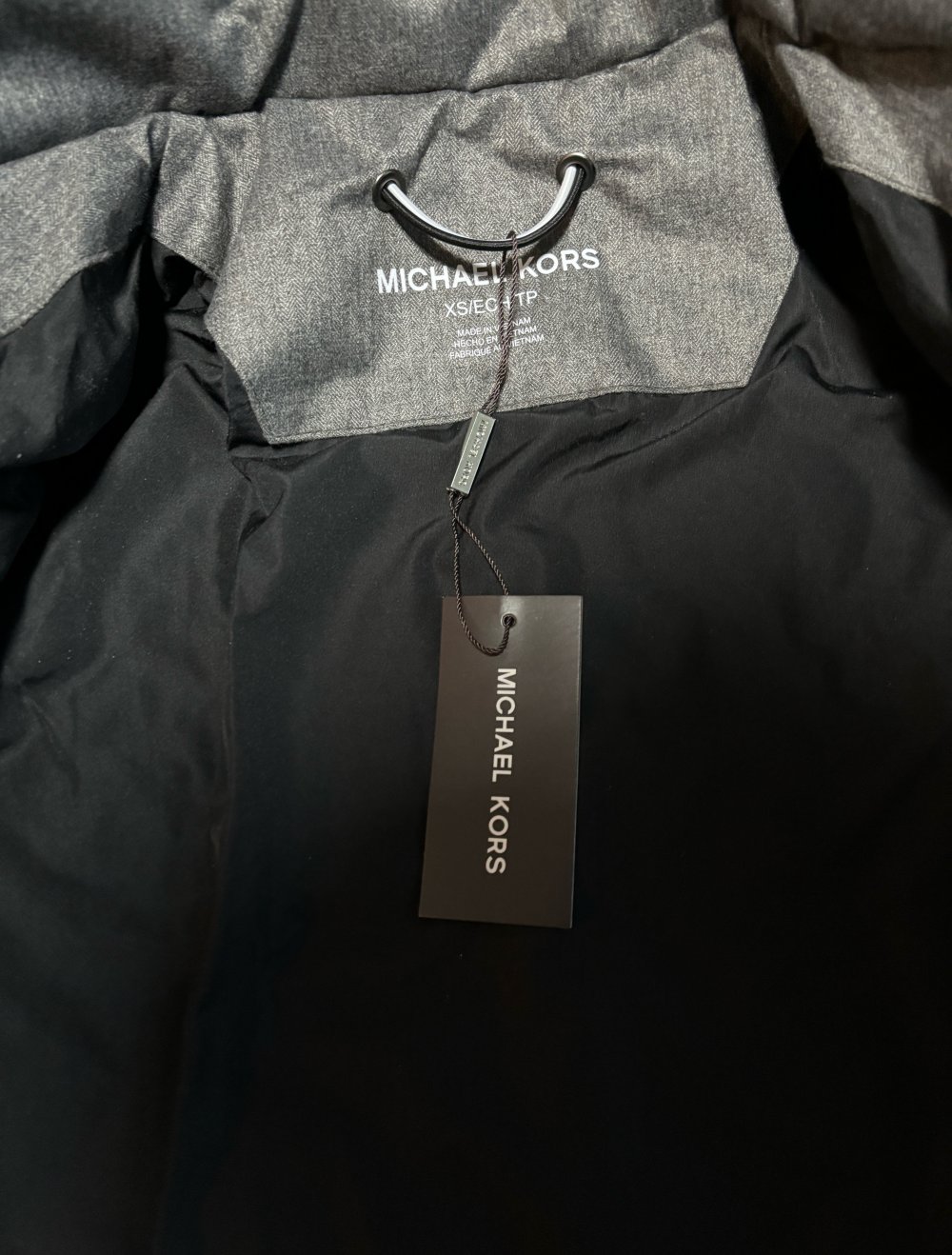 Michael Kors Jacke in Größe XS fällt jedoch wie S aus.