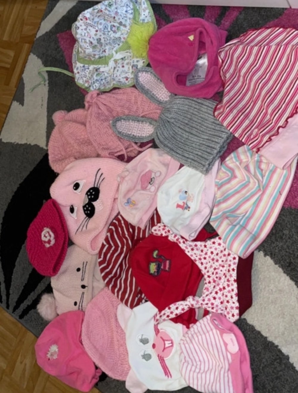 Verschiedene Mützen, Halstücher uvm..