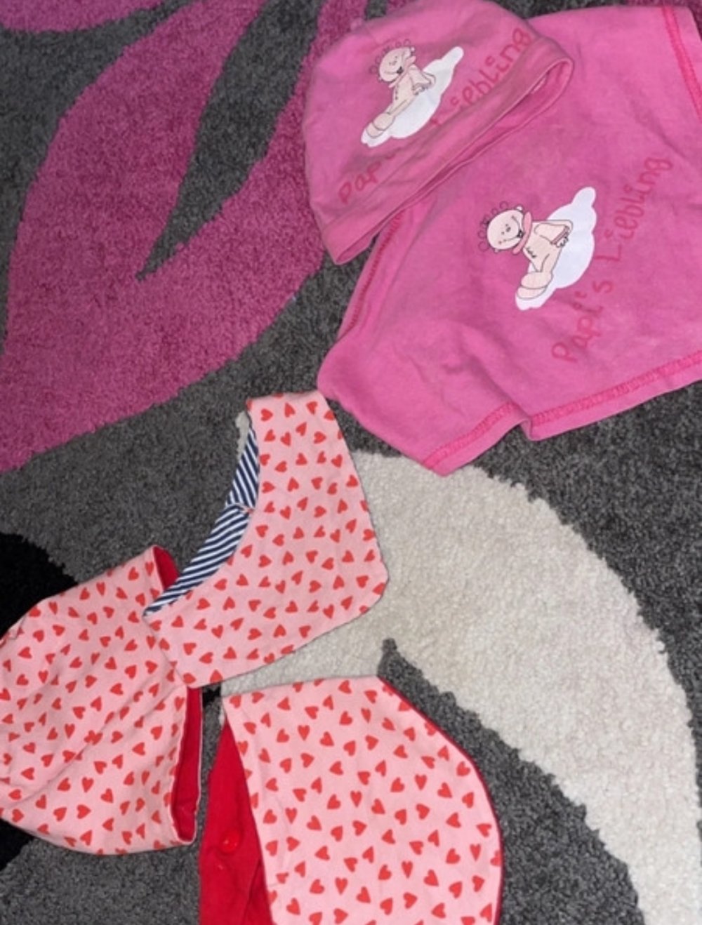 Verschiedene Mützen, Halstücher uvm..