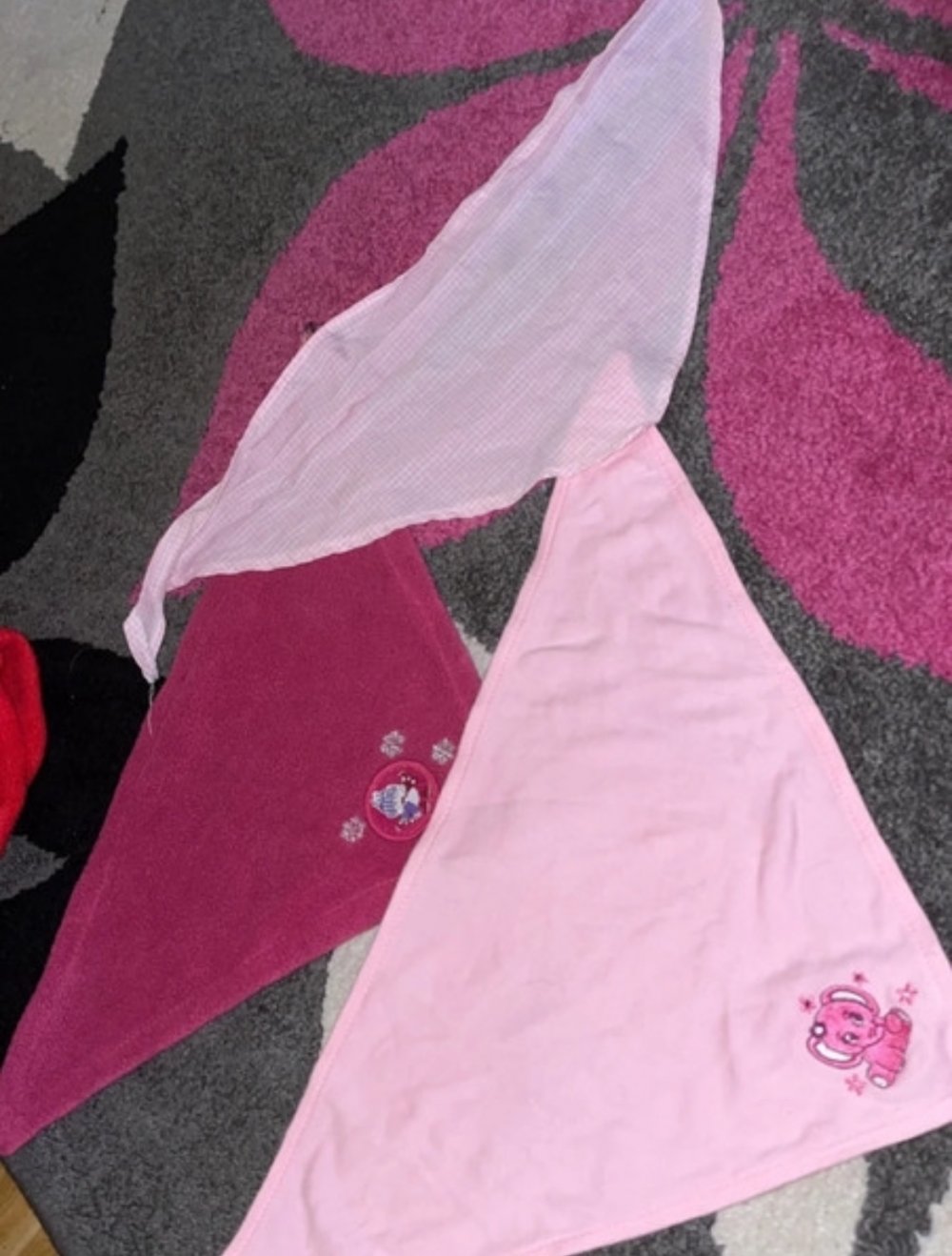 Verschiedene Mützen, Halstücher uvm..