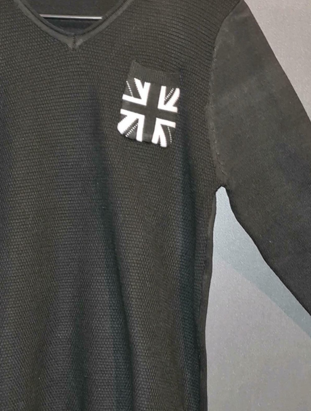 Schwarzer Pullover mit weißen Applikationen