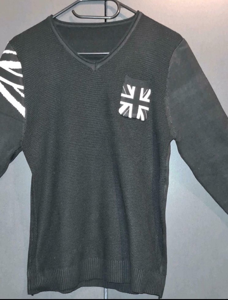 Schwarzer Pullover mit weißen Applikationen