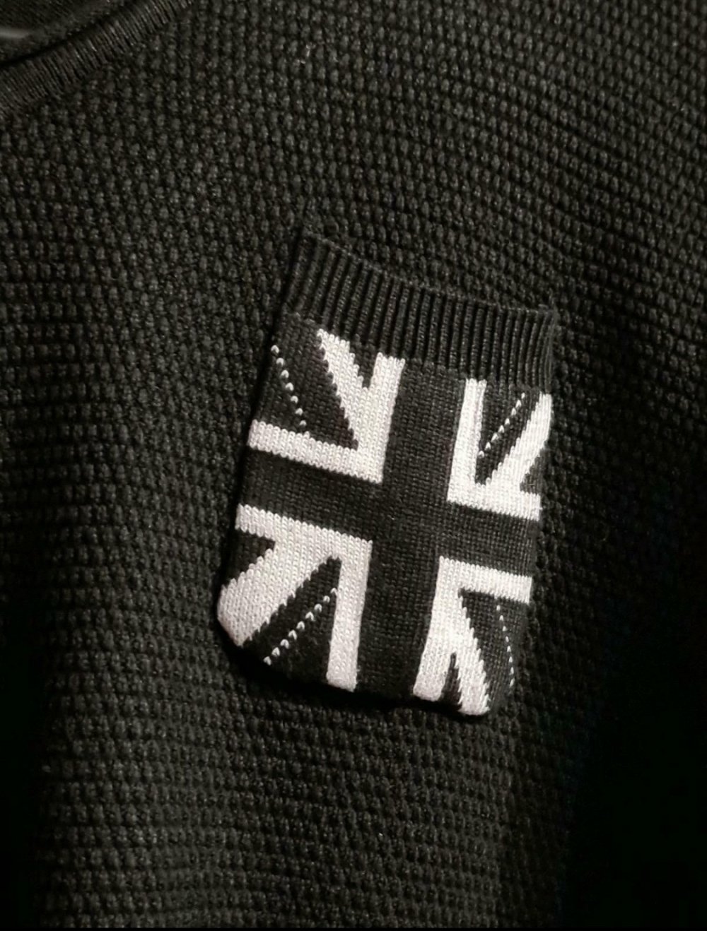 Schwarzer Pullover mit weißen Applikationen