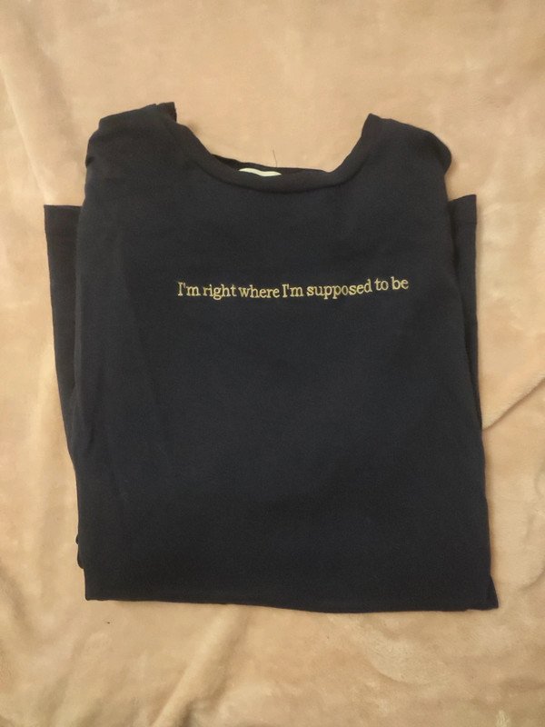 Shirt mit aufgesticktem Spruch