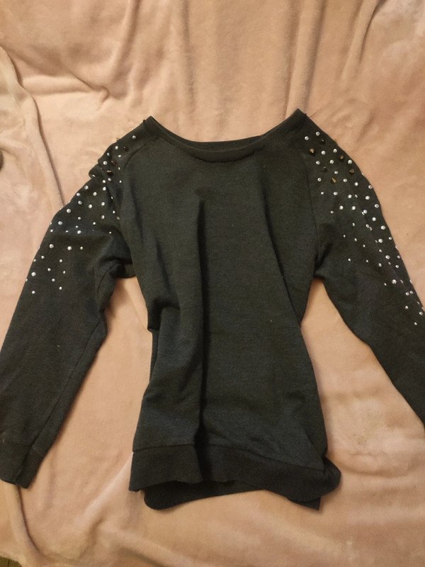 Roundneck mit Nieten