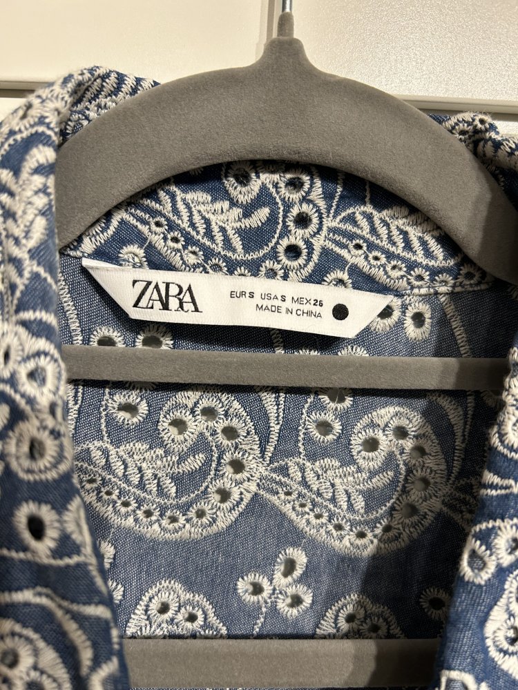 Jeansmantel mit Ornamenten ZARA