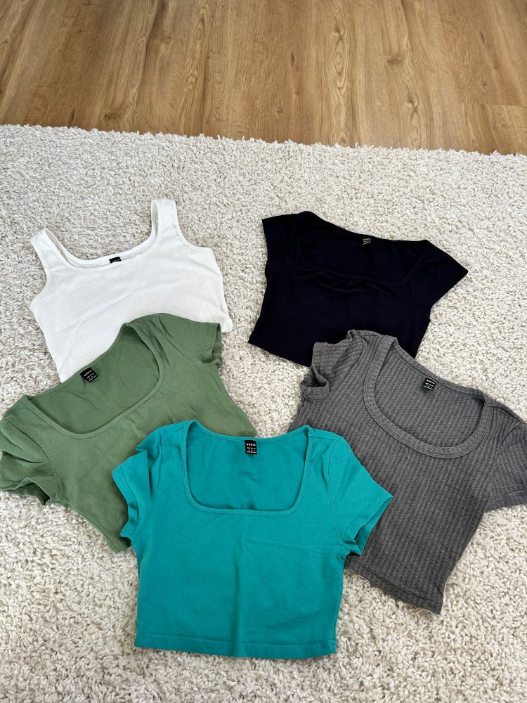 verschiedene Croptops / Cropshirts