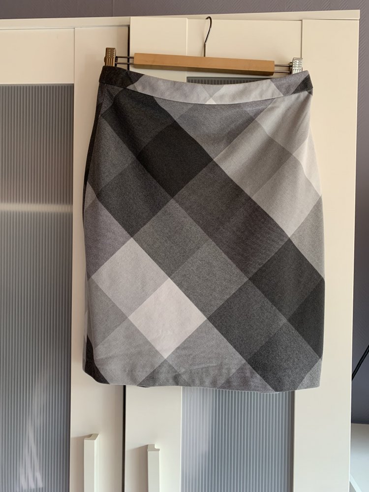 Neuwertig! Schöner Esprit Rock tailliert in Grautönen 