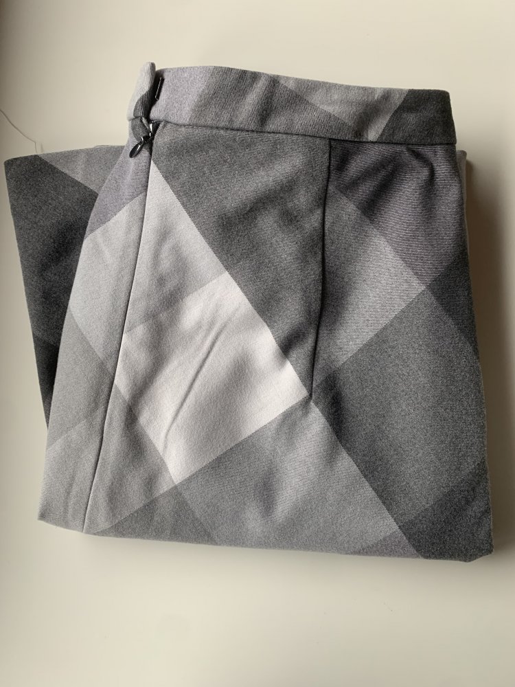 Neuwertig! Schöner Esprit Rock tailliert in Grautönen 