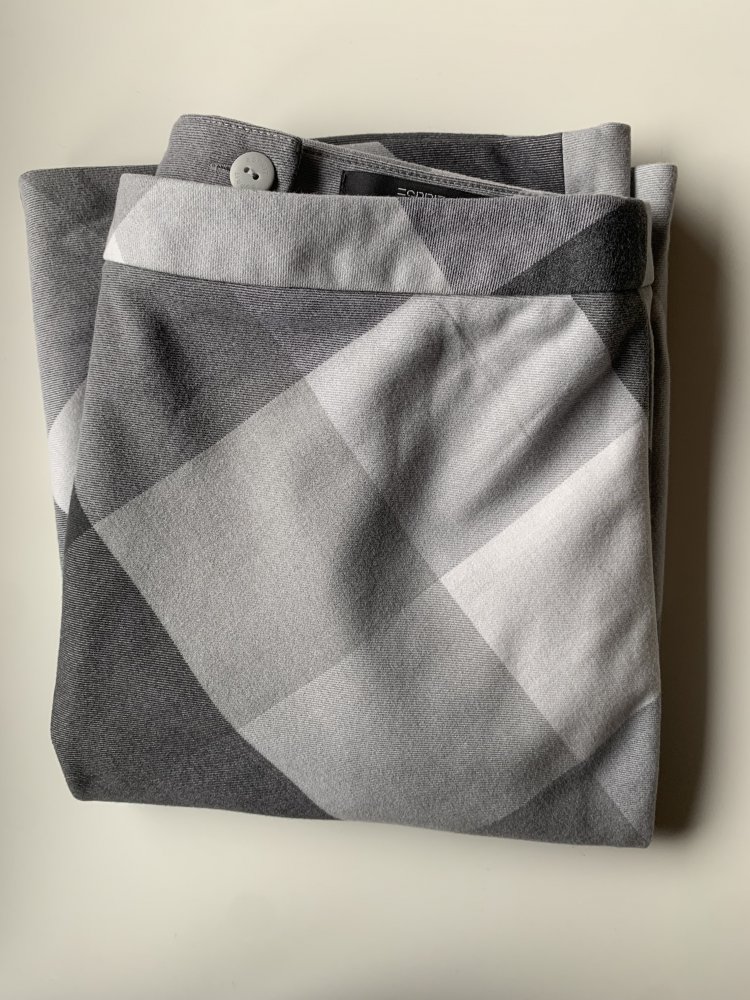 Neuwertig! Schöner Esprit Rock tailliert in Grautönen 