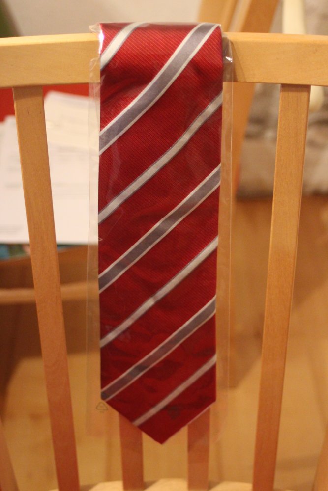 Neue Krawatte, Marke Striessnig, weinrot mit grauen Schrägstreifen