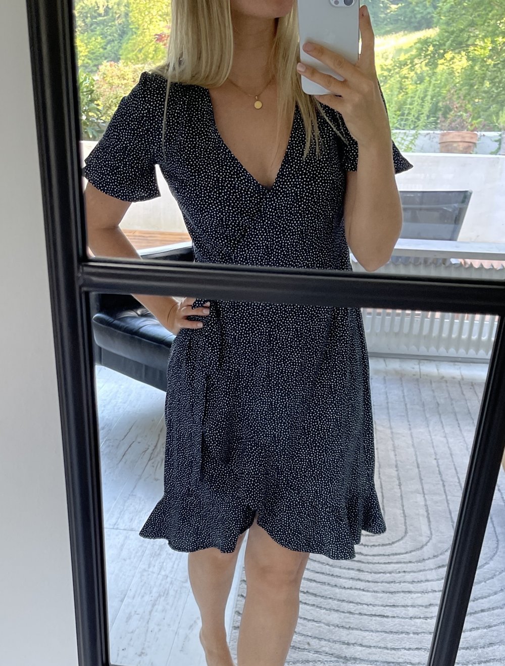 Blaues Wickelkleid mit Punkten von Only Größe 34