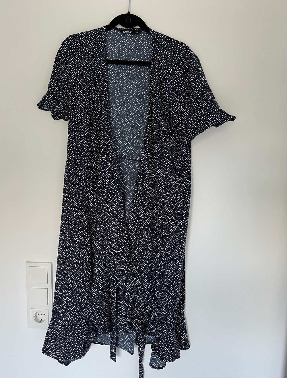 Blaues Wickelkleid mit Punkten von Only Größe 34