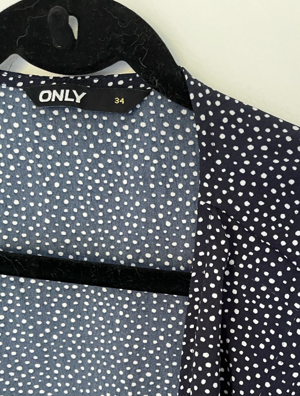 Blaues Wickelkleid mit Punkten von Only Größe 34