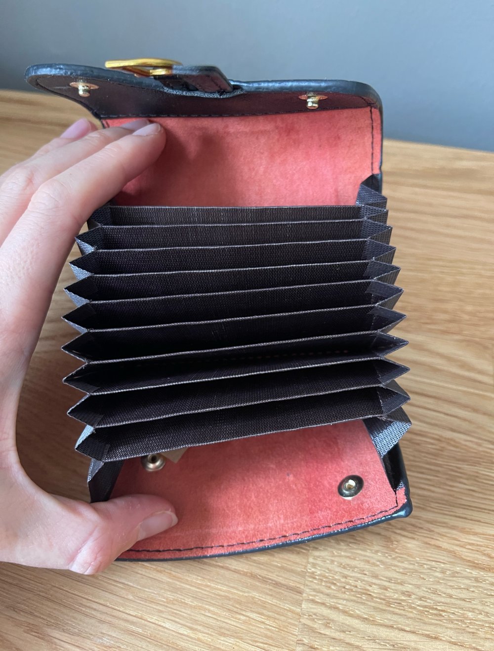 Schöner schwarzer Geldbeutel mit goldenem D in Krokooptik