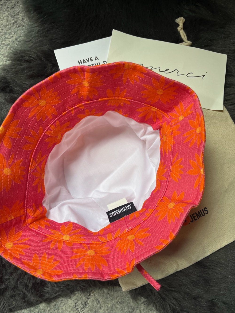 Jacquemos le bob gadjo bucket hat Mütze flower pink orange Neu mit etikett 60 Daisy bow