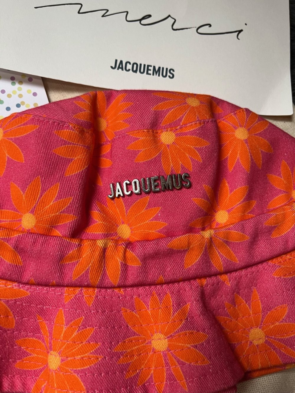 Jacquemos le bob gadjo bucket hat Mütze flower pink orange Neu mit etikett 60 Daisy bow