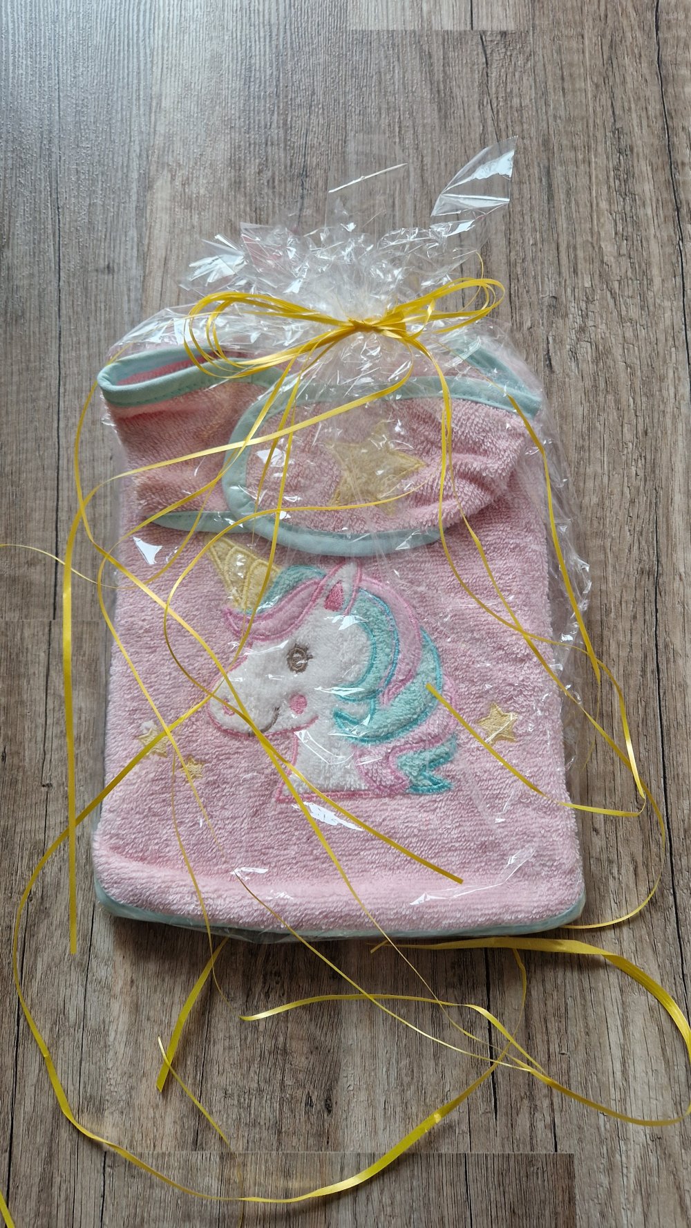 Babylätzchen als Geschenk verpackt