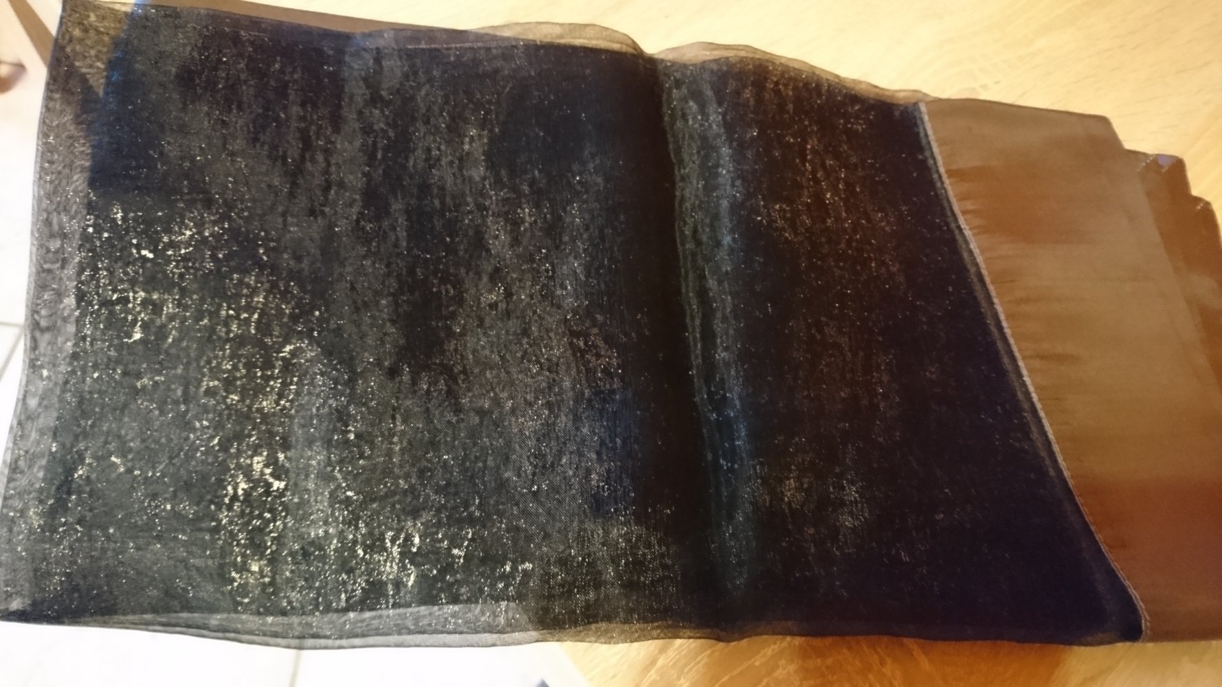 Tischdecke mit Glitzerschimmer Organza