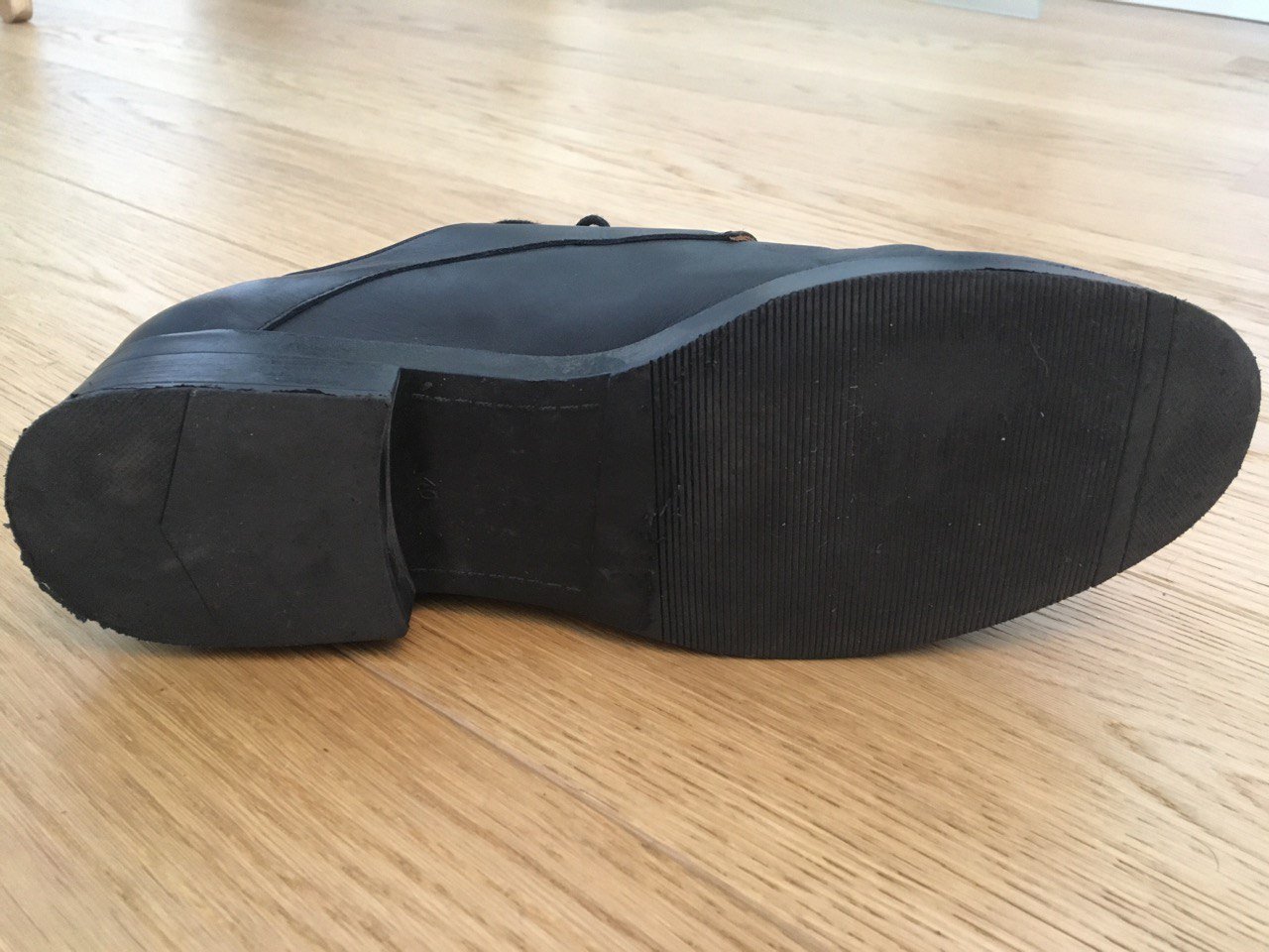 Schwarzer Lederhalbschuh