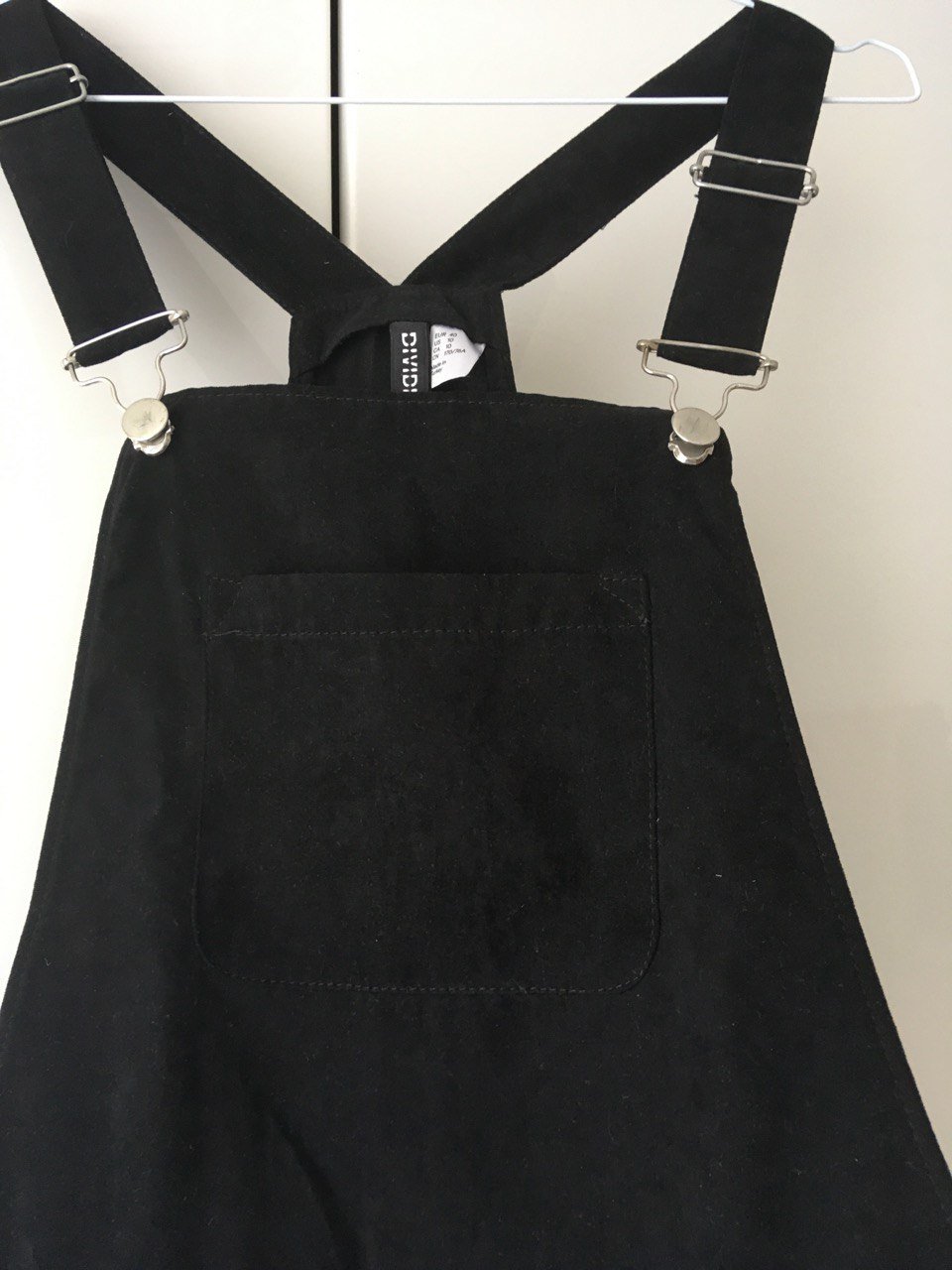 Süße schwarze Latzhose