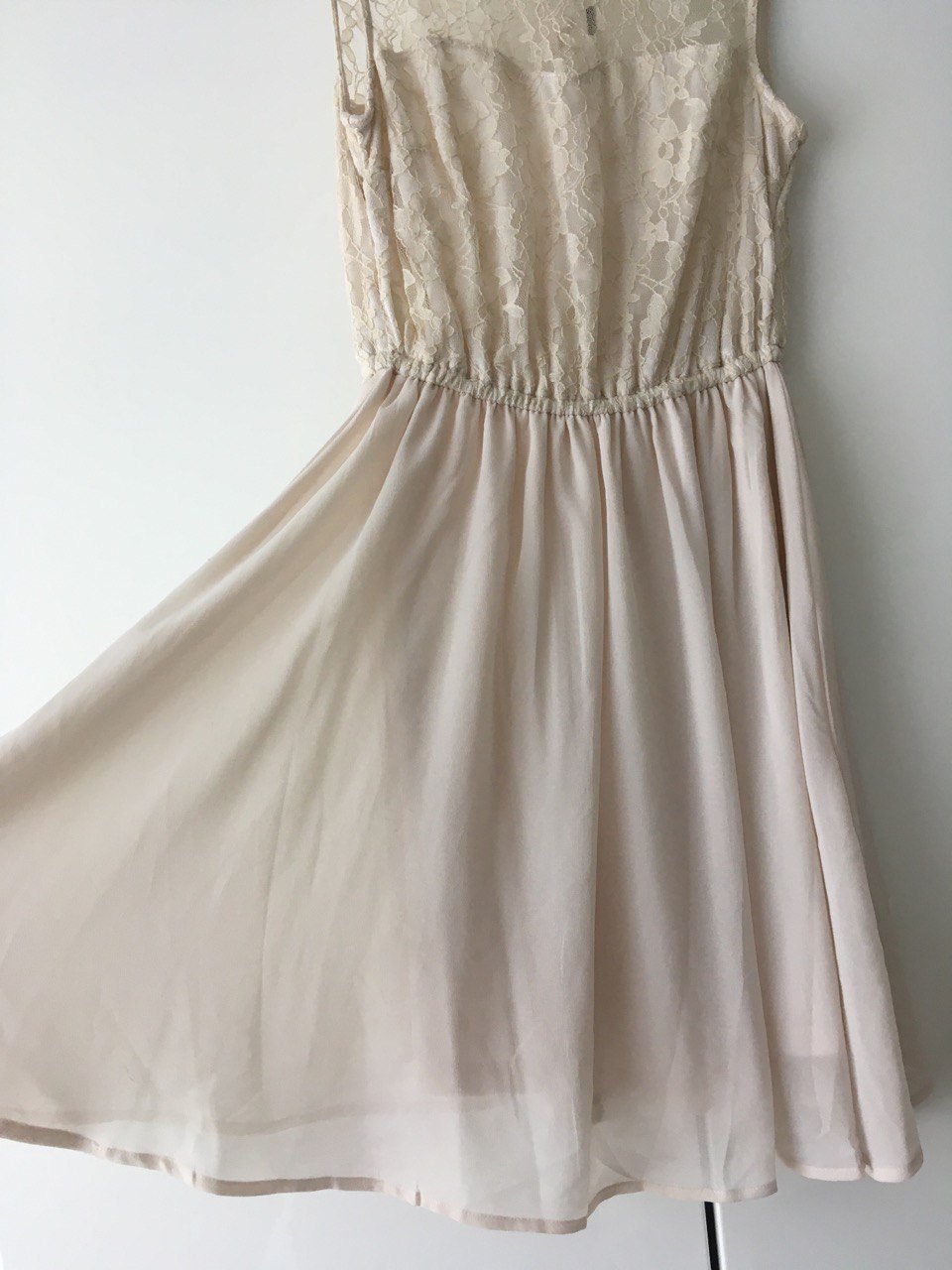 Leichtes Broderie Kleid