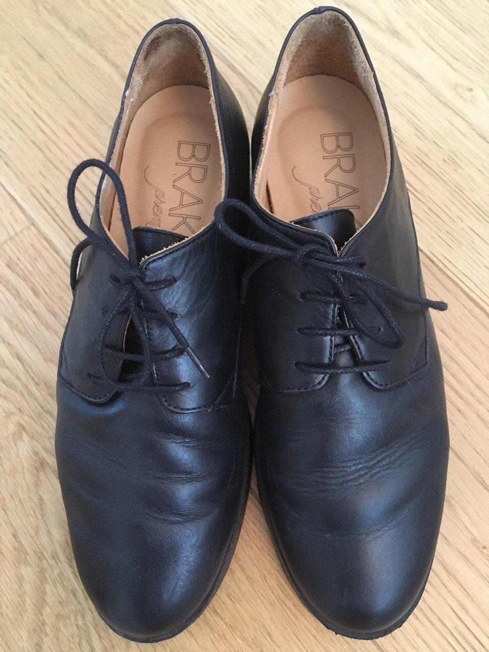 Schwarzer Lederhalbschuh