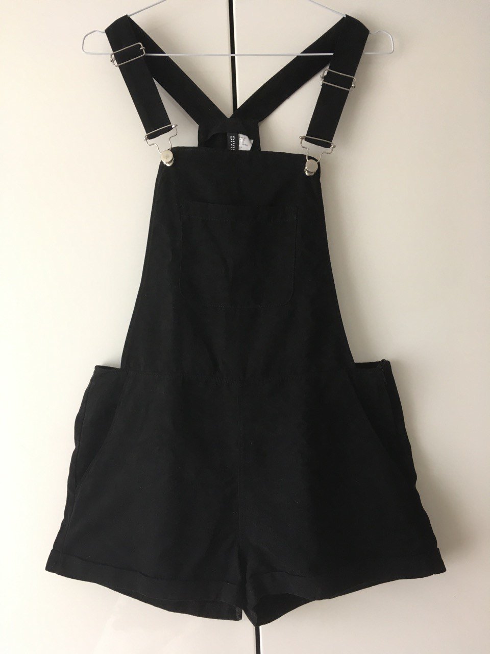 Süße schwarze Latzhose