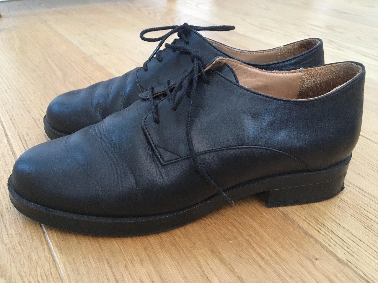 Schwarzer Lederhalbschuh