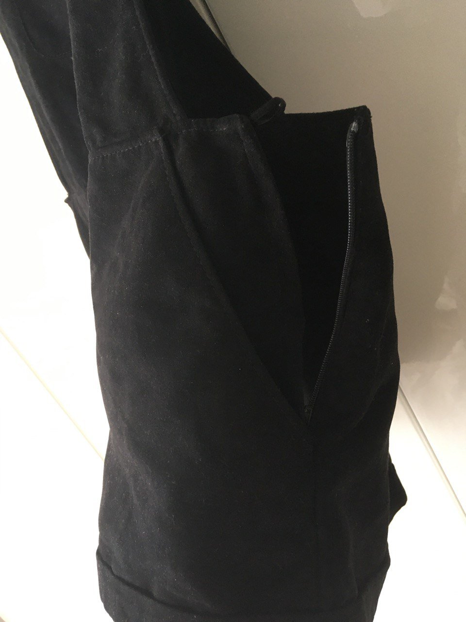 Süße schwarze Latzhose
