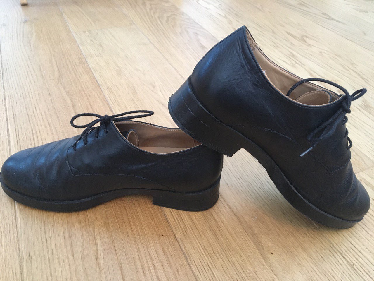 Schwarzer Lederhalbschuh